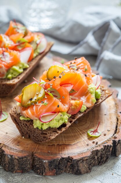 Salmón en pan de centeno con verduras y hierbas