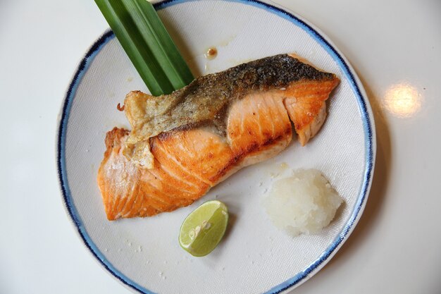 Salmón a la parrilla al estilo japonés shio yaki, comida japonesa