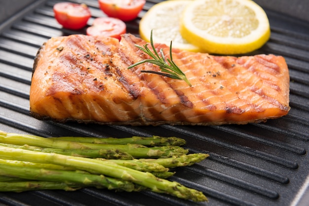 Salmón a la parrilla cocinado BBQ en una sartén