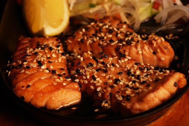 Salmón a la parrilla con ensalada fresca