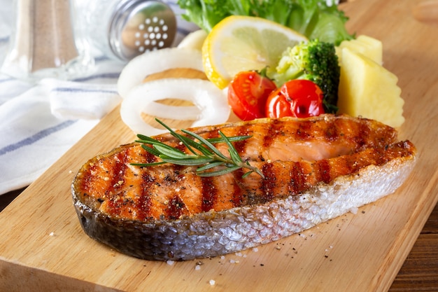 Foto salmón a la parrilla con ensalada fresca