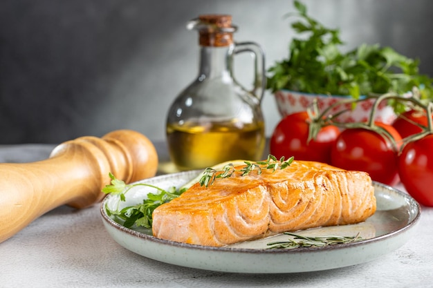 Salmón a la parrilla con especias en el plato