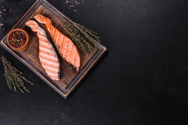 Salmón a la parrilla con hierbas servido en una mesa de hormigón negro