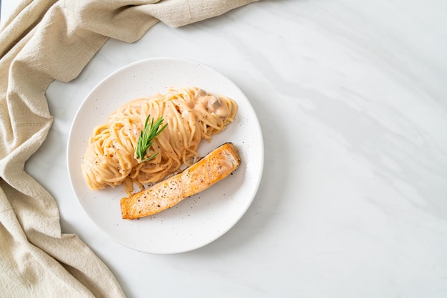 Salmón a la parrilla con salsa cremosa de tomate espagueti