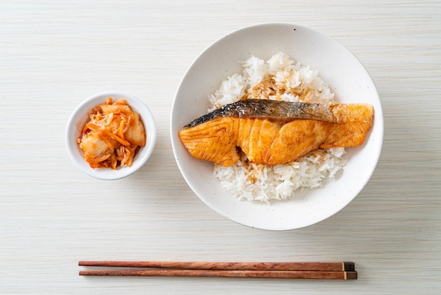 Salmón a la parrilla con salsa de soja Tazón de arroz Estilo de comida japonesa