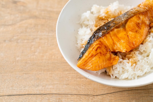 Salmón a la parrilla con salsa de soja Tazón de arroz Estilo de comida japonesa