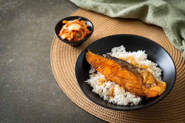 Salmón a la parrilla con salsa de soja Tazón de arroz Estilo de comida japonesa