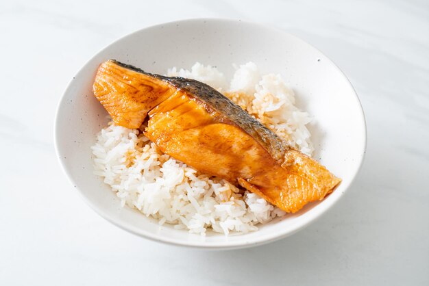 Salmón a la parrilla con salsa de soja Tazón de arroz estilo comida japonesa