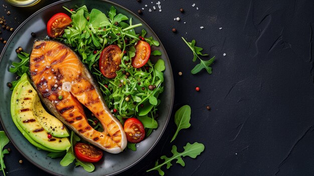 Salmón a la parrilla con verduras servido en un plato de piedra negra