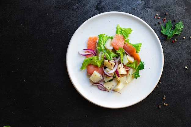 Salmón pescado ensalada de marisco verduras lechuga patatas keto o dieta paleo pescetarian