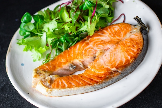 salmón pescado frito en un plato marisco a la plancha omega vitamina