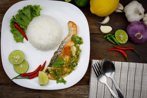 Salmón a la plancha con arroz con limón en platos blancos