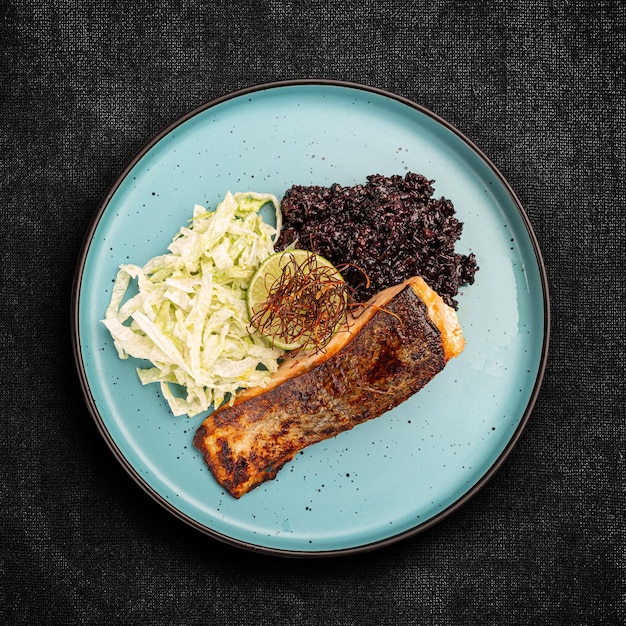 Salmón a la plancha con arroz negro