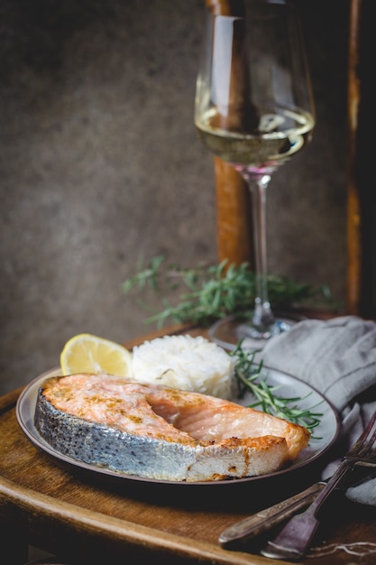 Salmón a la plancha con arroz en un plato