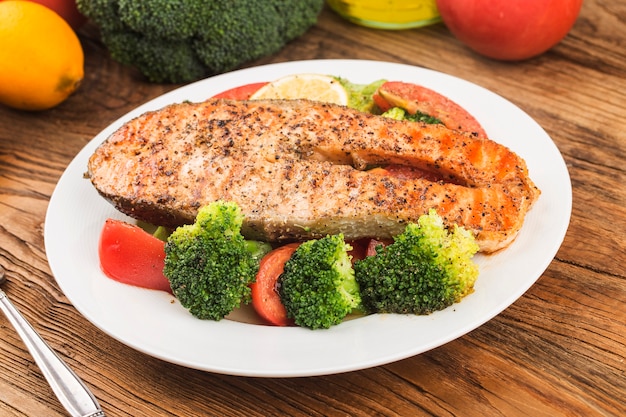 Salmón a la plancha con diversas verduras en un plato