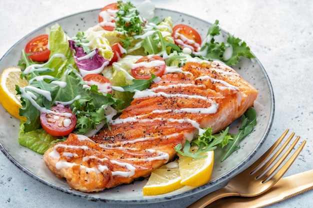 Salmón a la plancha y ensalada fresca