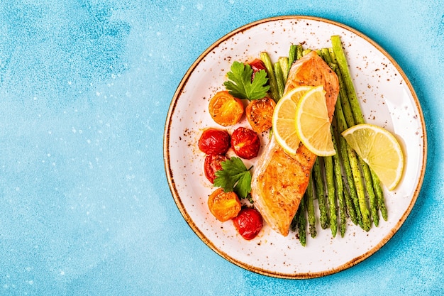 Salmón a la plancha con espárragos y tomates