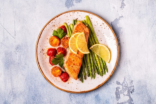 Salmón a la plancha con espárragos y tomates