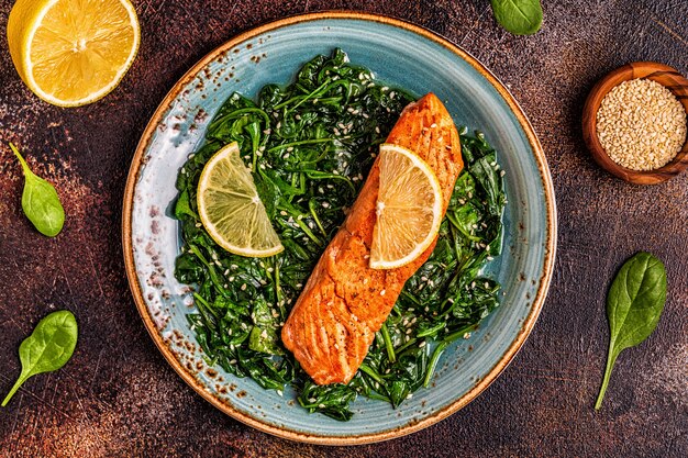 Salmón a la plancha con espinacas