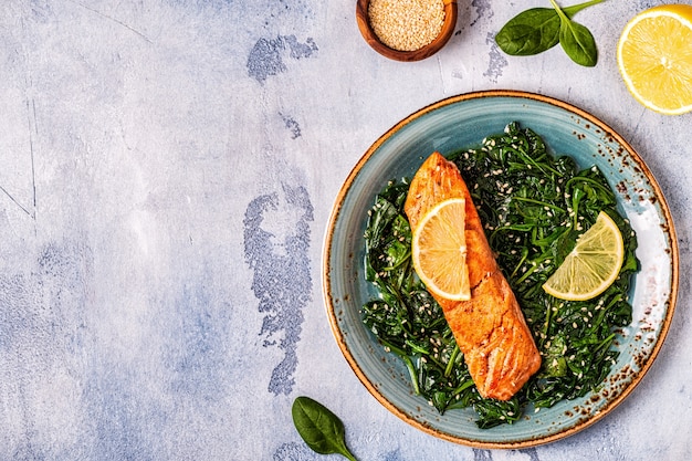 Salmón a la plancha con espinacas