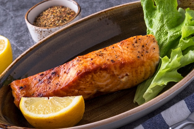 Salmón a la plancha con limón en un plato