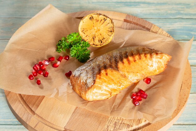 Salmón a la plancha con pomagranate y limón sobre papel pergamino