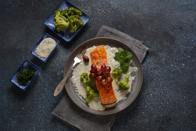 Salmón a la plancha con uvas rojas asadas y brócoli en salsa cremosa de ajo