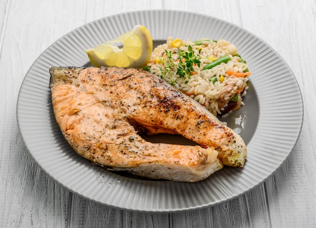 Salmón a la Plancha con Verduras y Arroz