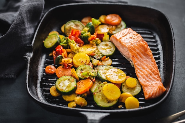 Foto salmón a la plancha con verduras en sartén