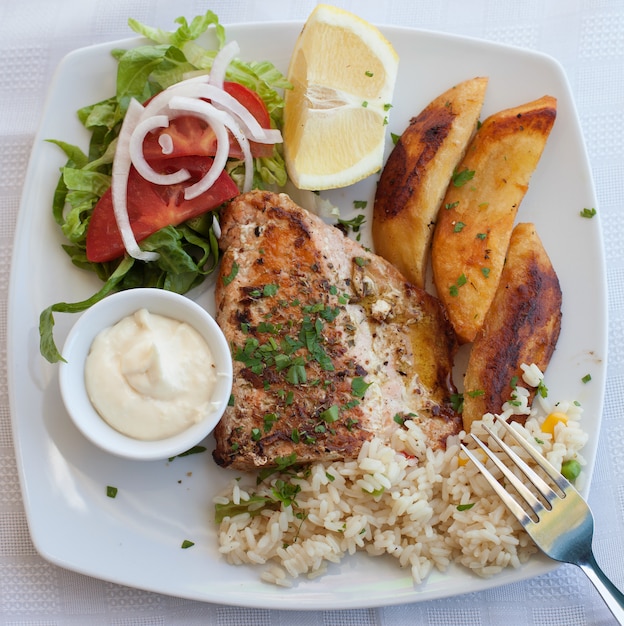 Salmón a la plancha y verduras