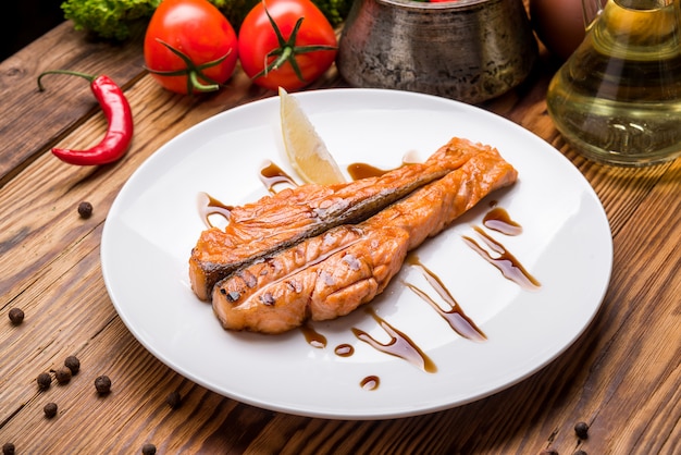 Salmón a la plancha y verduras