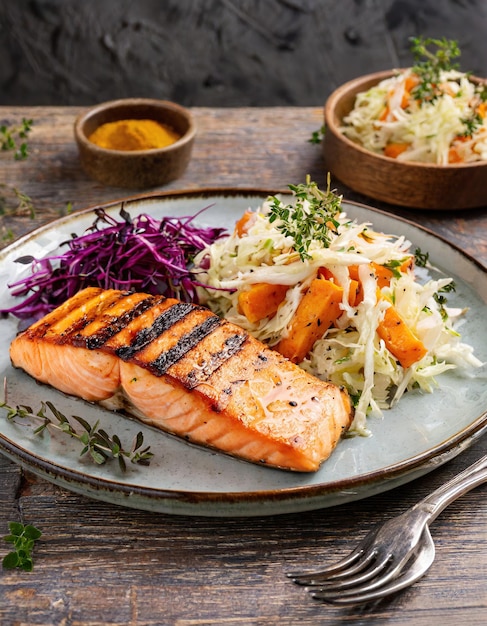 salmón en un plato con ensalada de repollo