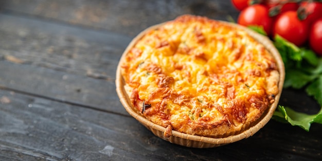 Salmón quiche lauren sabroso pastel relleno de comida snack en la mesa copia espacio fondo de alimentos