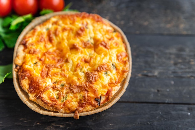 Salmón quiche lauren sabroso pastel relleno de comida snack en la mesa copia espacio fondo de alimentos