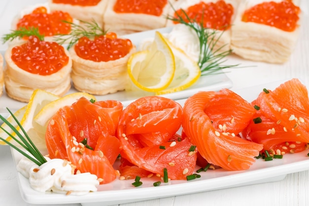 Salmón en rodajas con semillas de sésamo en un plato blanco