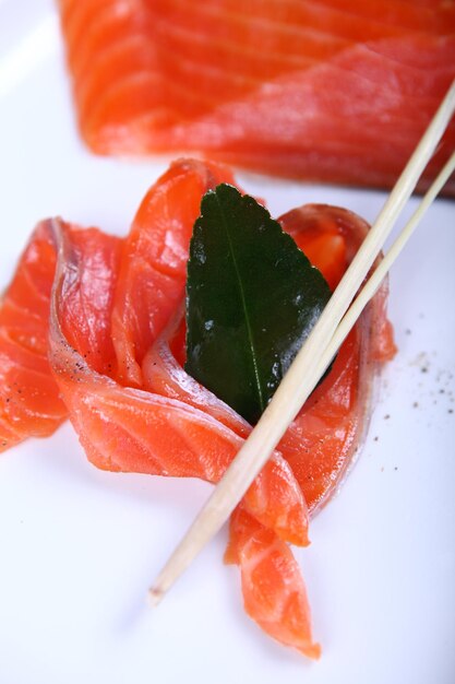 Salmón rojo fresco crudo en plato blanco