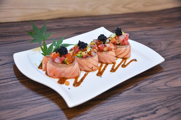 Salmon Roll Special (Kaviarrogen, Lachsrogen, Maguro, Otoro, Lachs, Avocado)