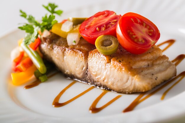 Foto salmón sabroso en plato aislado