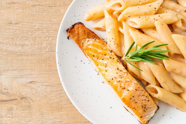 Salmón con salsa de crema de pasta penne