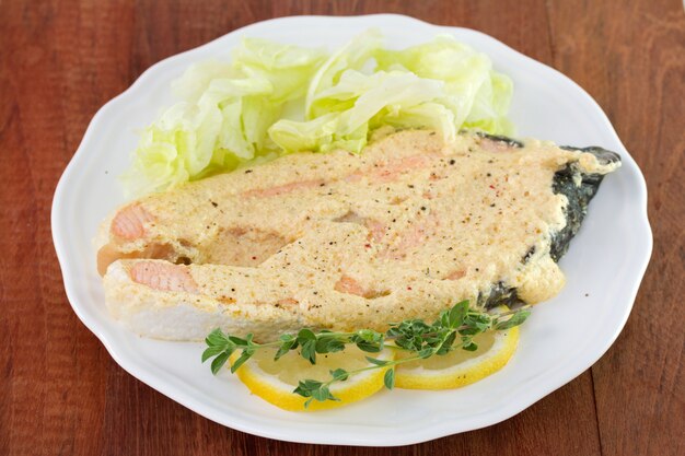 Salmón Con Salsa Y Lechuga