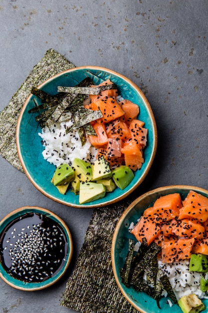 salmón con salsa de soja y arroz en un bol