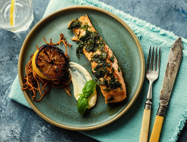 Salmon sole meuniere com limão. filé de peixe vermelho. truta frita com manteiga, limão e molho de salsa