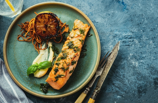 Salmon Sole Meuniere com limão. Filé de peixe vermelho. Truta frita com manteiga, limão e molho de salsa