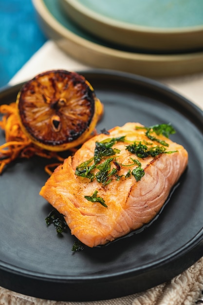 Salmon sole meuniere com limão. filé de peixe vermelho. truta frita com manteiga, limão e molho de salsa