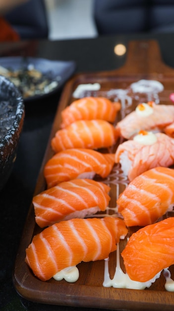 Salmón Sushi comida japonesa en la mesa en el restaurante cocina japonesa Sashimi Salmón sushi nigiri