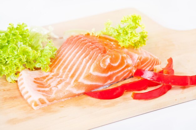 Salmón en la tabla de cortar.