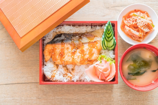 Salmón teriyaki en el arroz superior en caja