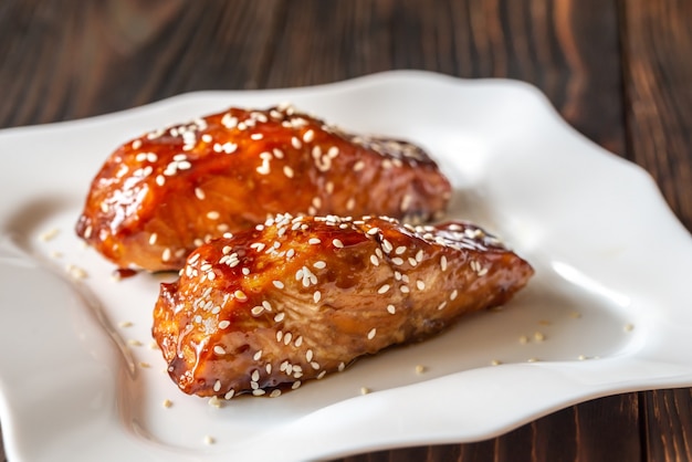 Salmón teriyaki en el plato blanco