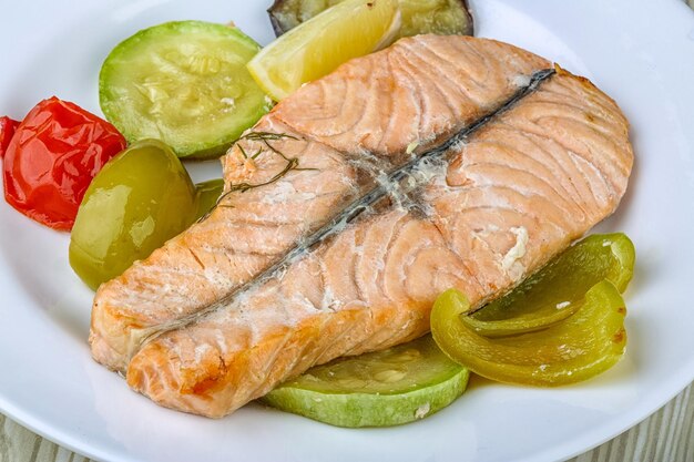 Salmón con verduras a la parrilla