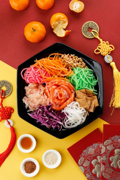 Salmón Yee Sang o Yusheng un plato de celebración del Año Nuevo chino